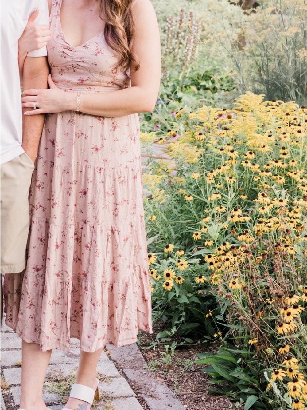 Sleeveless Blush Floral Tiered Midi Dress with V-Neck